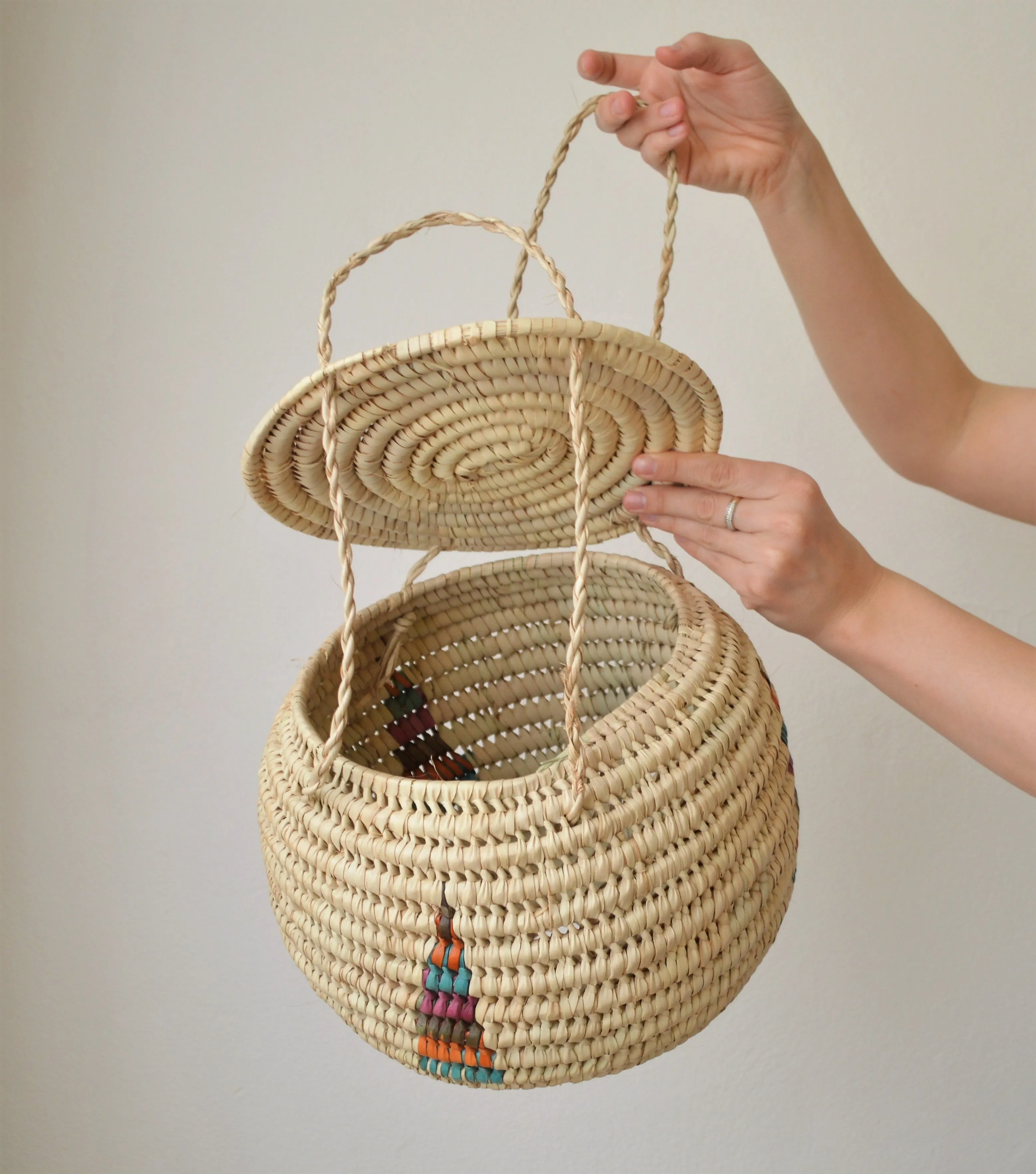 Woven round hanging basket with a lid